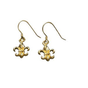 A pair of gold earrings with fleur de lis on them.